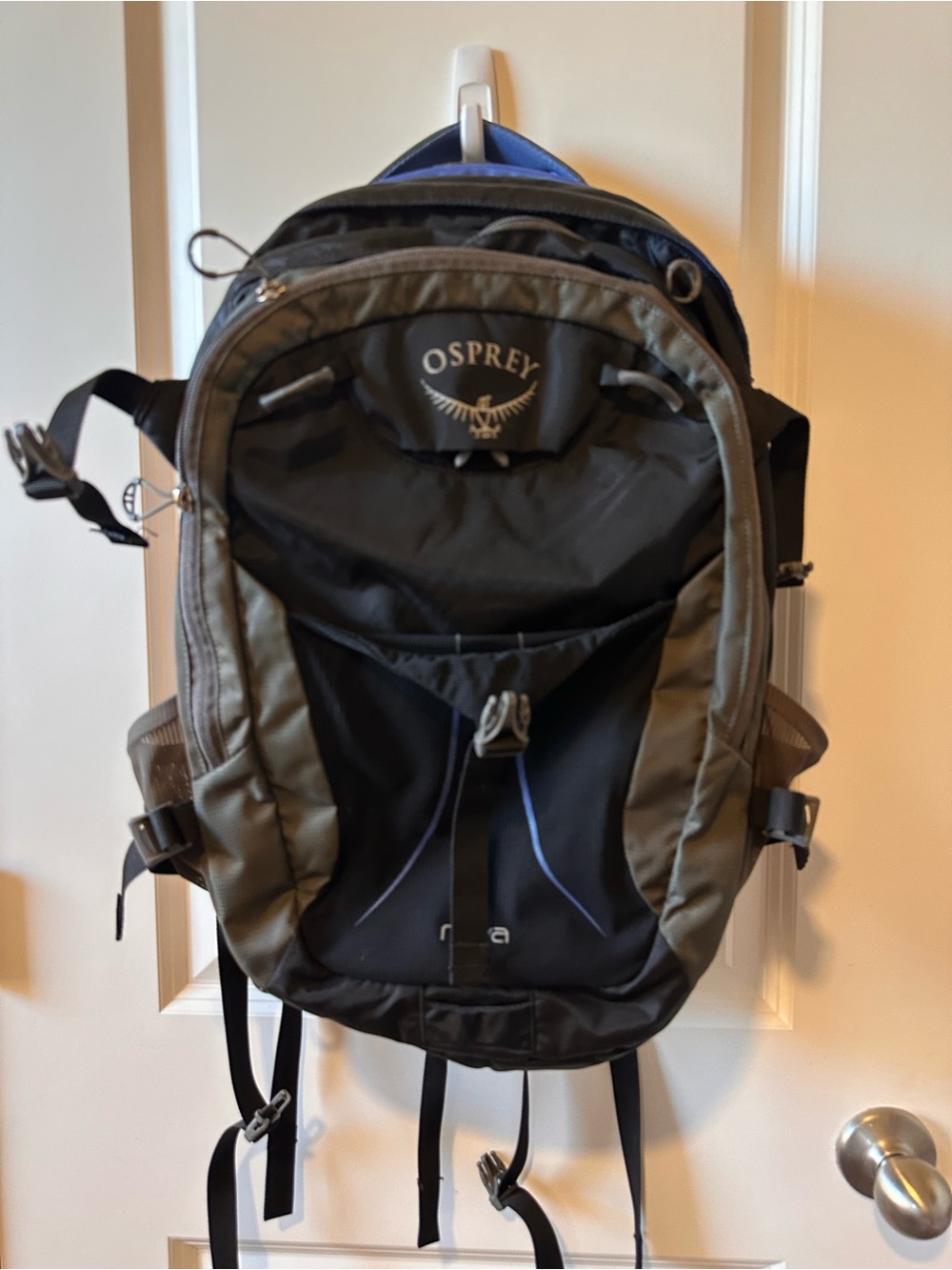 OSPREY Nova Black and Blue Women's Backpack - Picture 3 of 13